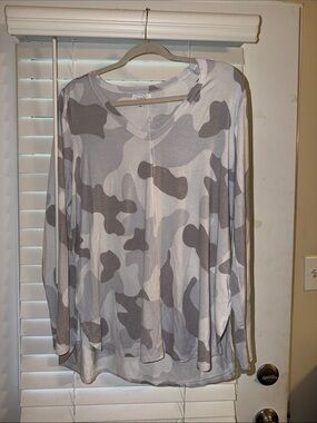 Mud Pie Gray & Light Gray Camo Long Sleeve V-Neck Top